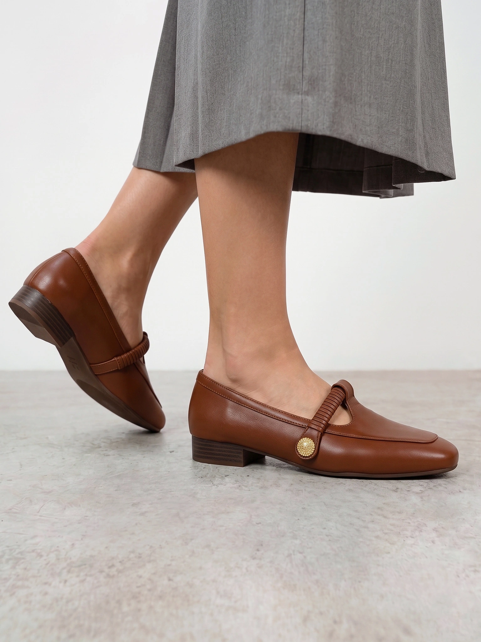 Туфли коричневого цвета на низком каблуке